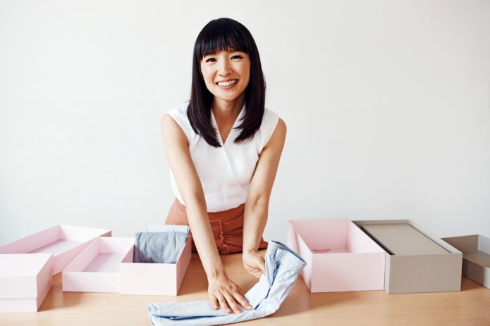 Marie Kondo พับสิ่งของของเธอ