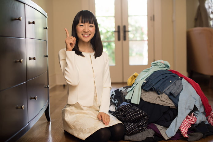 Marie Kondo ruhákat tisztít