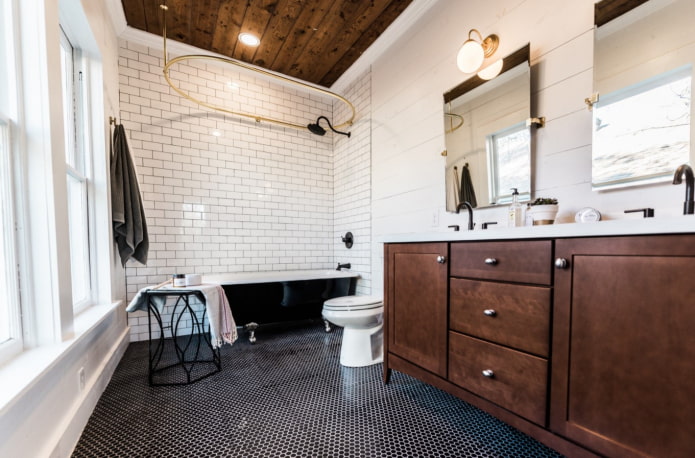 salle de bain noir et blanc dans un style rétro