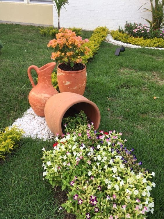 Parterre de fleurs avec des cruches