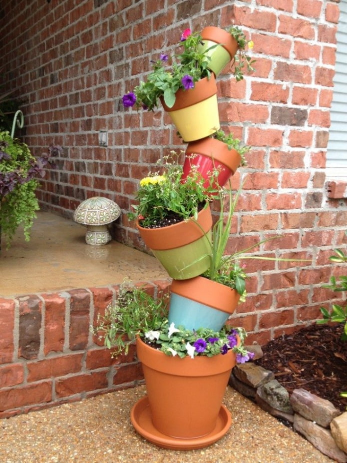 Parterre de fleurs vertical en pots