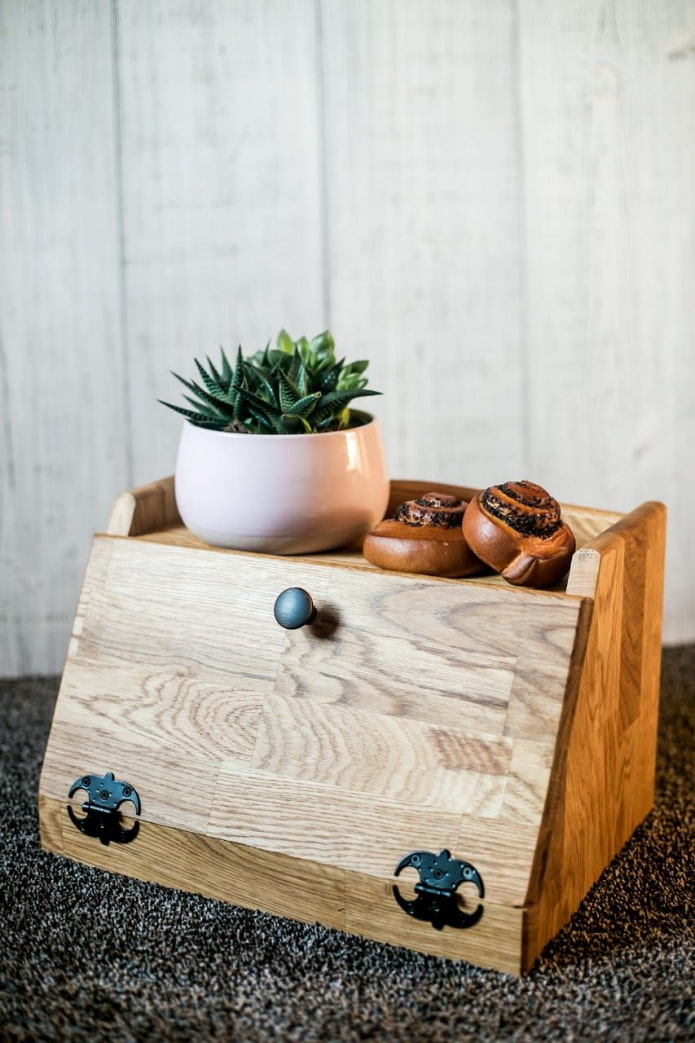 Corbeille à pain en bois avec étagère