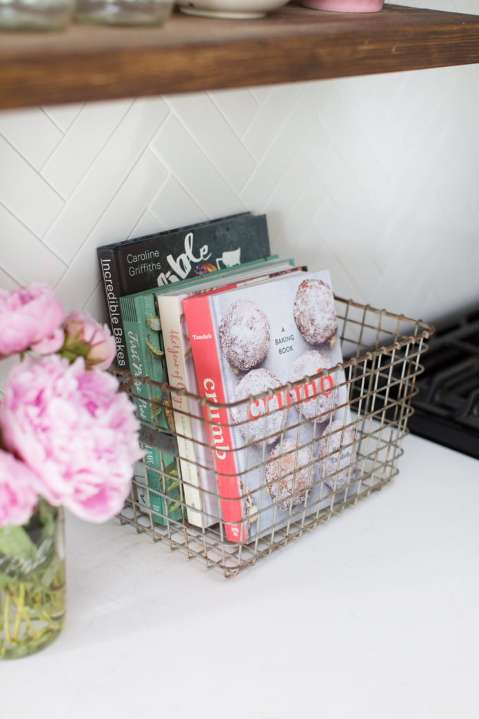 Livres dans un panier en métal