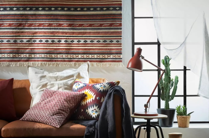 tapis au mur dans un intérieur moderne