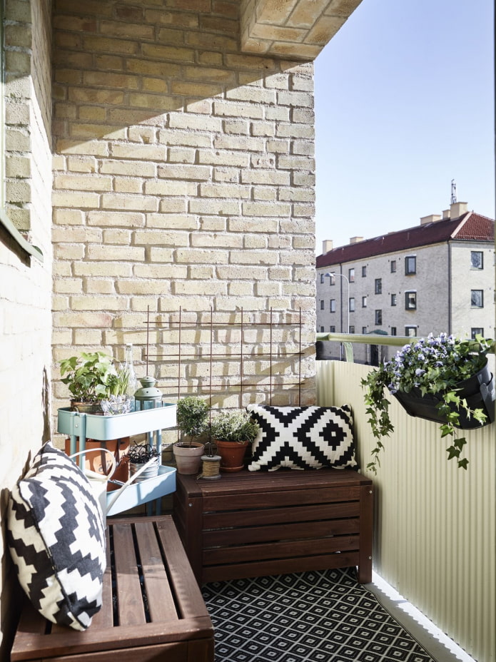 balcon ouvert dans une maison en brique