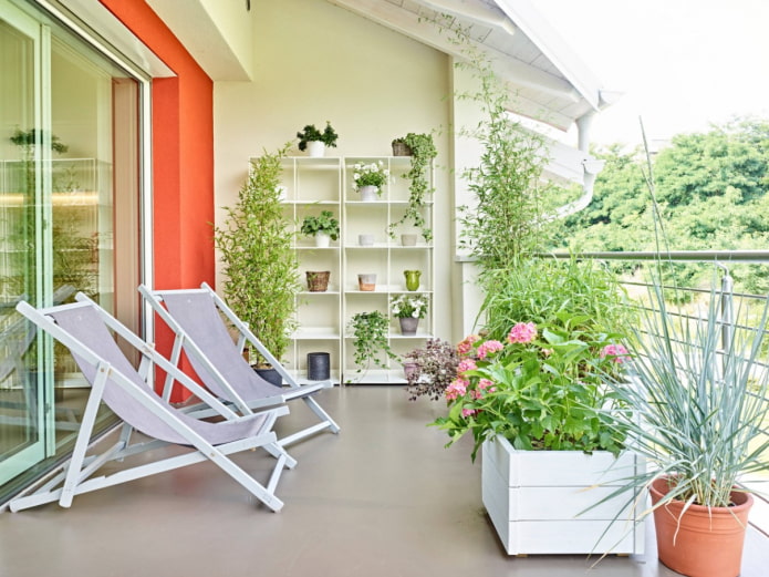 chaises longues sur le balcon