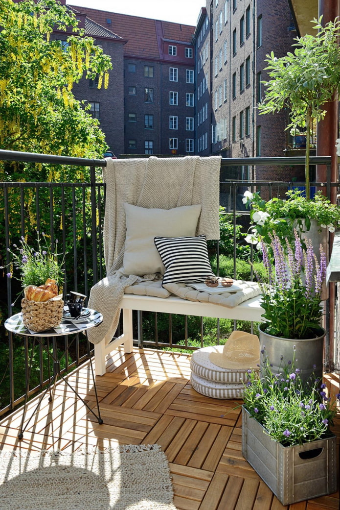 tuiles en bois sur le balcon