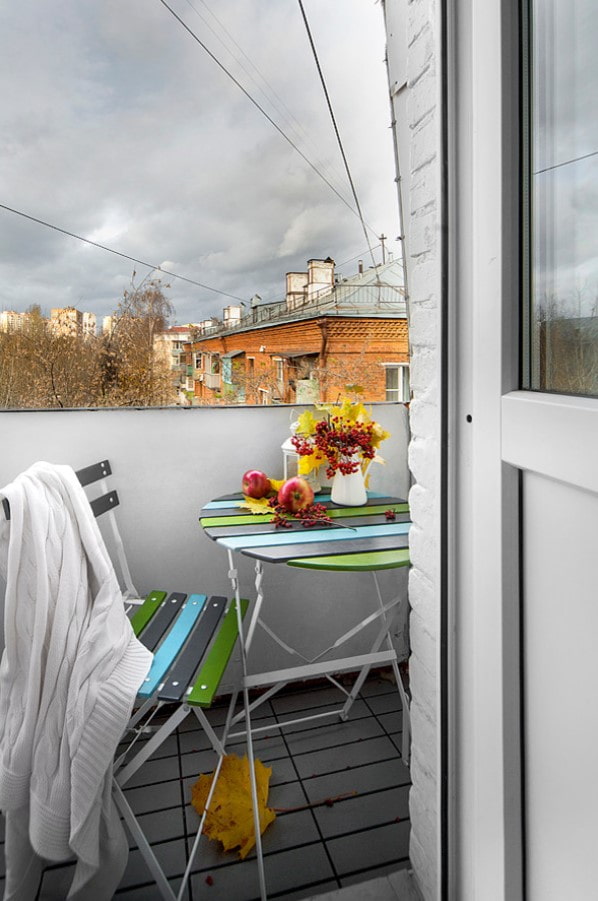 table pour le café sur le balcon