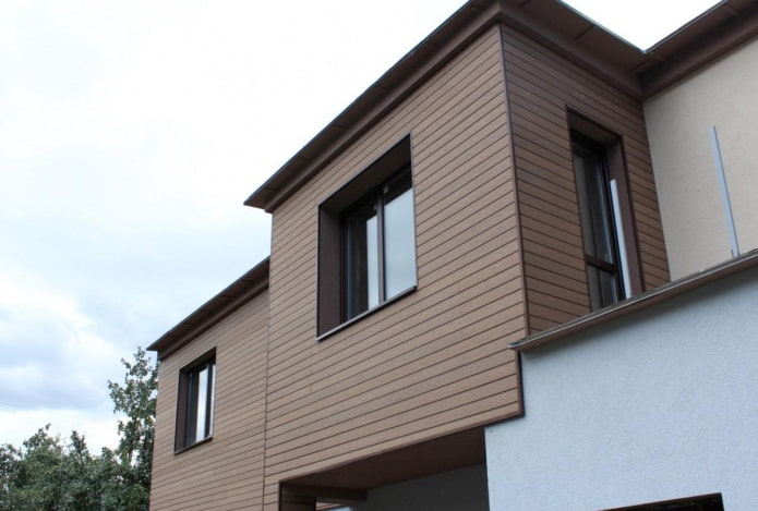 finition de la façade de la maison avec une planche de terrasse