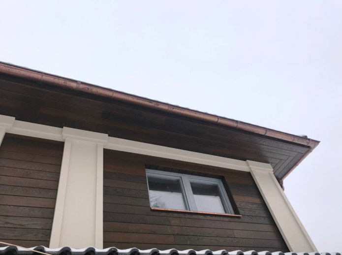 décoration de façade en bois