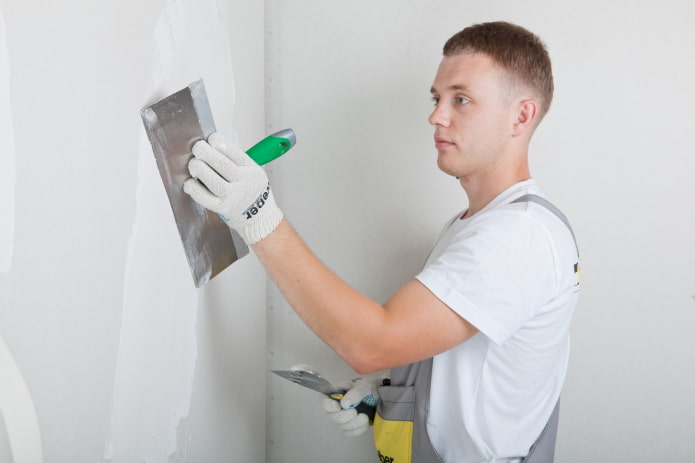 mettre du mastic sur le mur