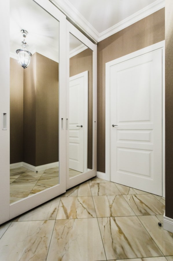 armoire blanche dans le couloir