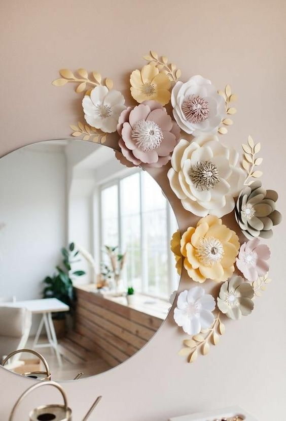 Encadrer le miroir avec des fleurs