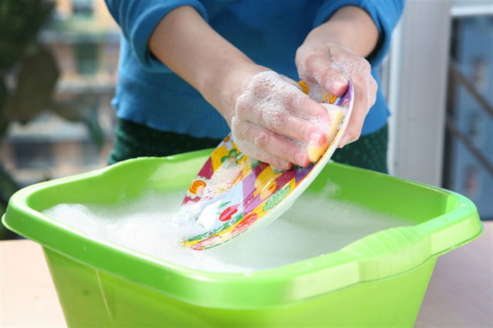 laver la vaisselle dans une bassine