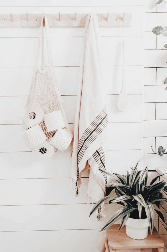 Papier toilette dans un sac à cordes