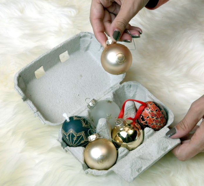 Boules de Noël dans le plateau