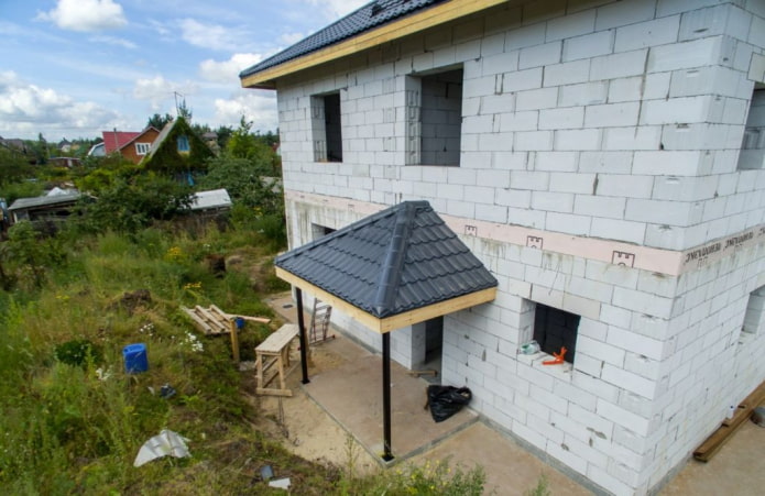 maison avec une visière de la couleur du toit