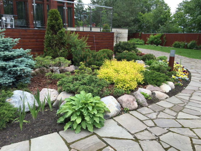 rochers au bord du jardin fleuri