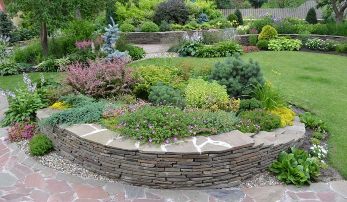 bordure étagée pour un parterre de fleurs en plaques de pierre