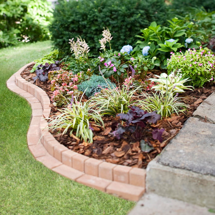 bordure double incurvée pour un parterre de fleurs en tuiles