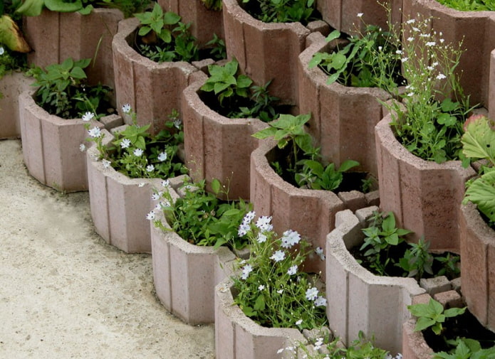 bordure pour parterres de fleurs à partir de blocs figurés colorés