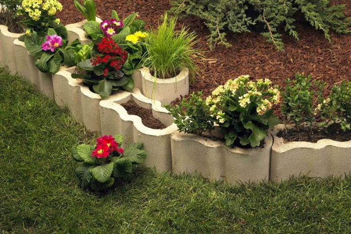 une bordure pour un jardin de fleurs à partir de blocs jaunes bouclés