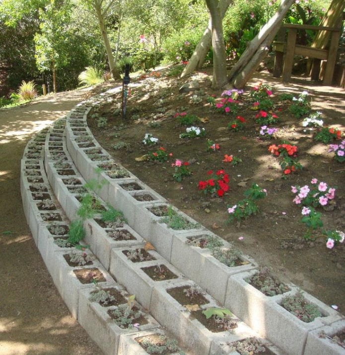 three-tiered border para sa isang hardin ng bulaklak mula sa mga parihabang bloke