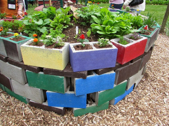 bordure haute pour un parterre de fleurs en blocs peints