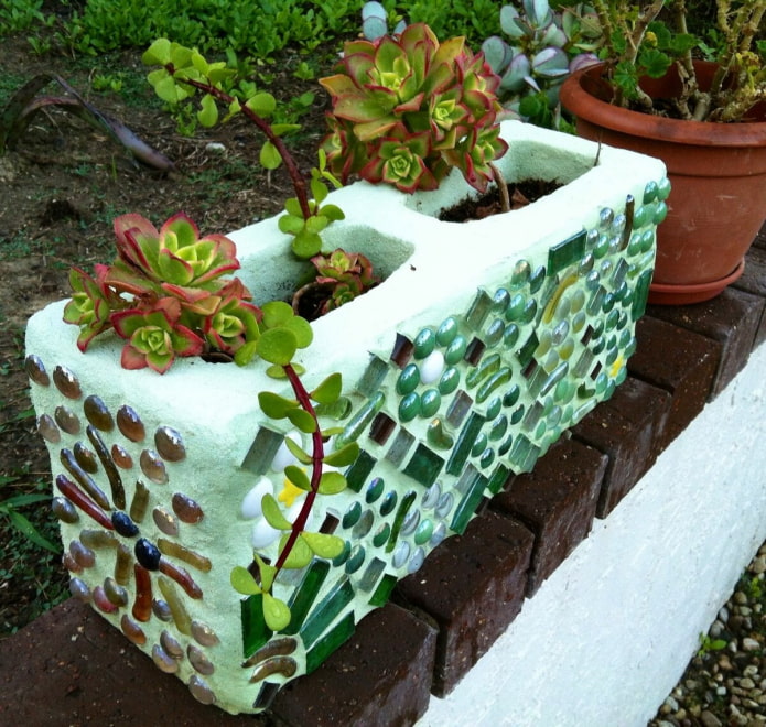 mini plate-bande faite d'un bloc de béton décoré de mosaïque de verre