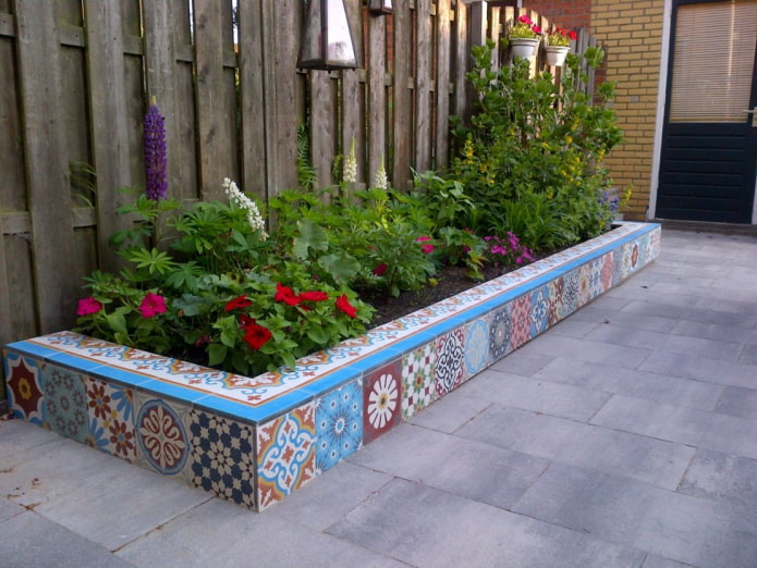 bordure rectangulaire pour un parterre de fleurs, bordée de carreaux colorés