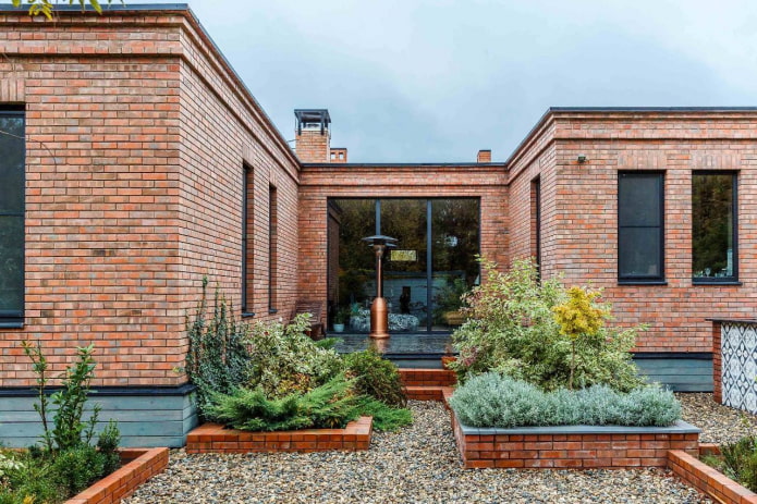 bordures pour parterres de fleurs faites de la même brique que la maison