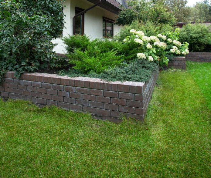 bordure haute pour un jardin fleuri sous forme de maçonnerie