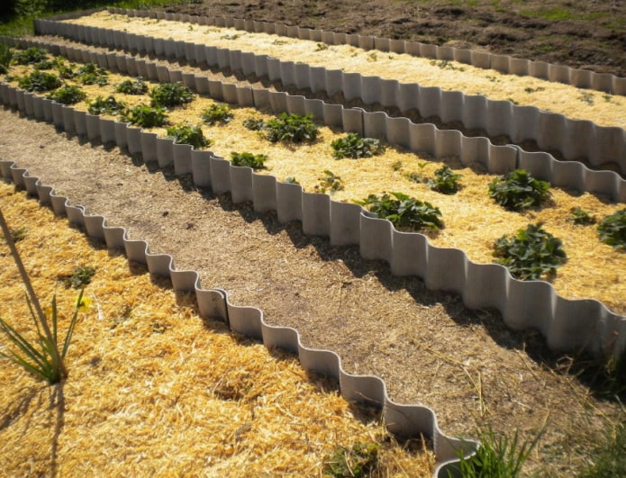 clôture basse en ardoise pour un jardin fleuri