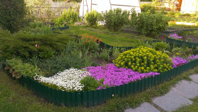 bordure de jardin fleuri en carton ondulé vert foncé