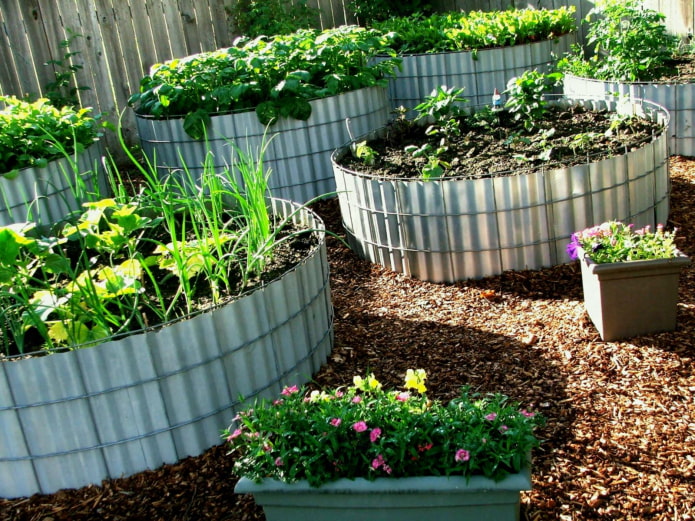 parterres de fleurs ronds hauts en carton ondulé avec un cadre en fil de fer