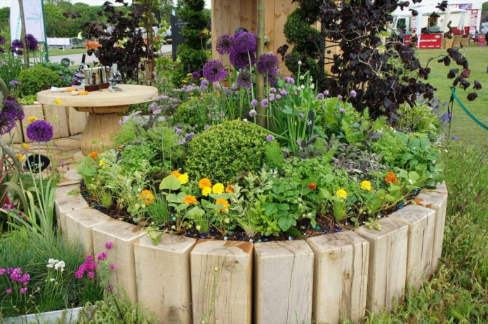 parterre de fleurs rond avec une bordure de barres épaisses