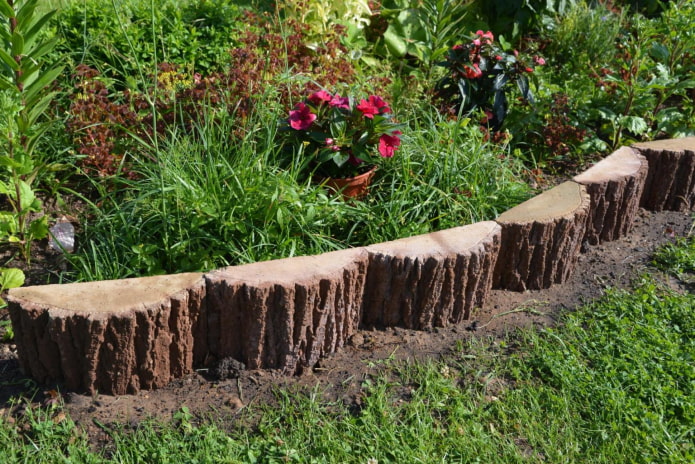 une clôture pour un jardin de fleurs à partir de fragments verticaux de bûches