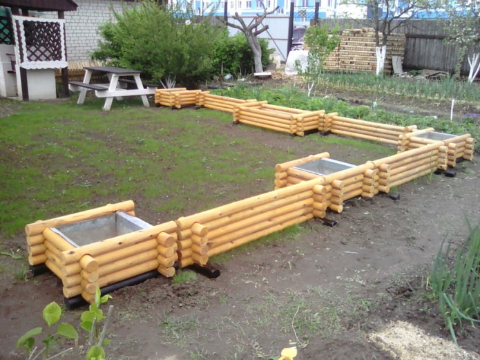 un jardin fleuri fait de rondins arrondis par type d'abattage