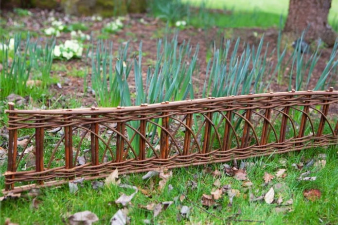 clôture ajourée de vigne tissée pour un jardin de fleurs