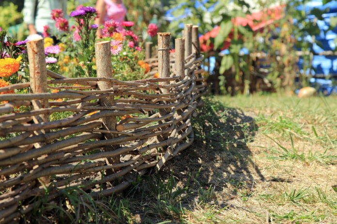 clôture en osier pour un jardin de fleurs à partir de branches fines et légères