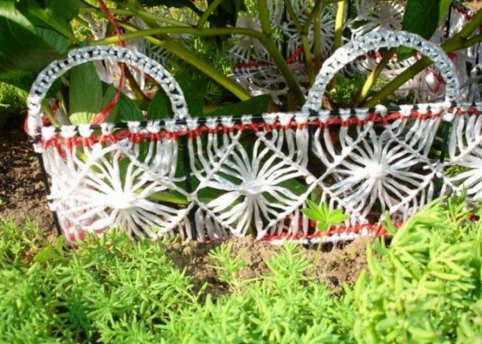 clôture ajourée pour un parterre de fleurs en cordes