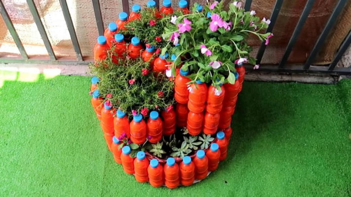 parterre de fleurs à plusieurs niveaux fait de bouteilles en plastique colorées