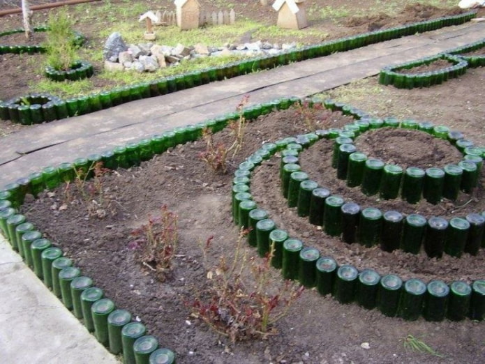 bordure en forme de parterres de fleurs en bouteilles de verre vertes inversées