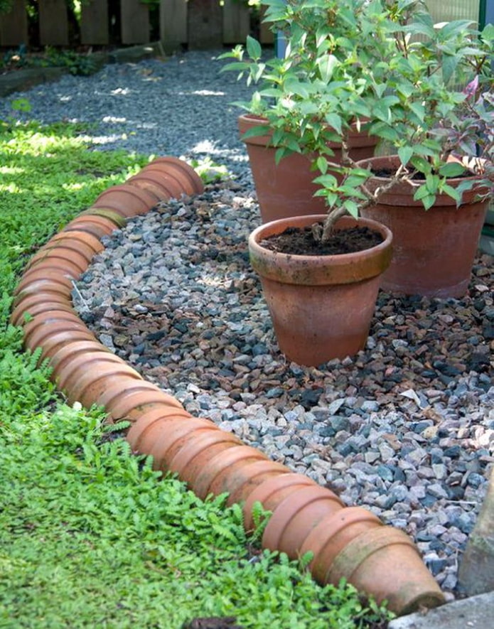 hangganan para sa isang hardin ng bulaklak mula sa mga ceramic kaldero na nakapugad sa bawat isa