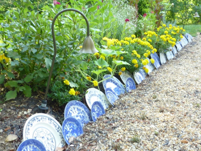 bordure pour un jardin fleuri à partir d'assiettes de différentes tailles