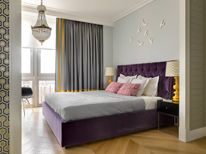 chambre aux accents violets et jaunes