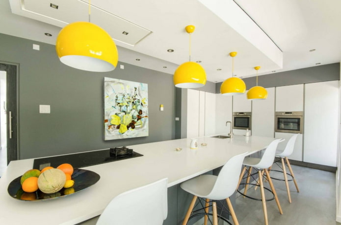 lampes suspendues jaunes dans la cuisine