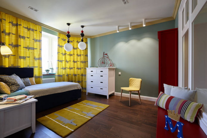 chambre d'enfant avec éléments décoratifs jaunes