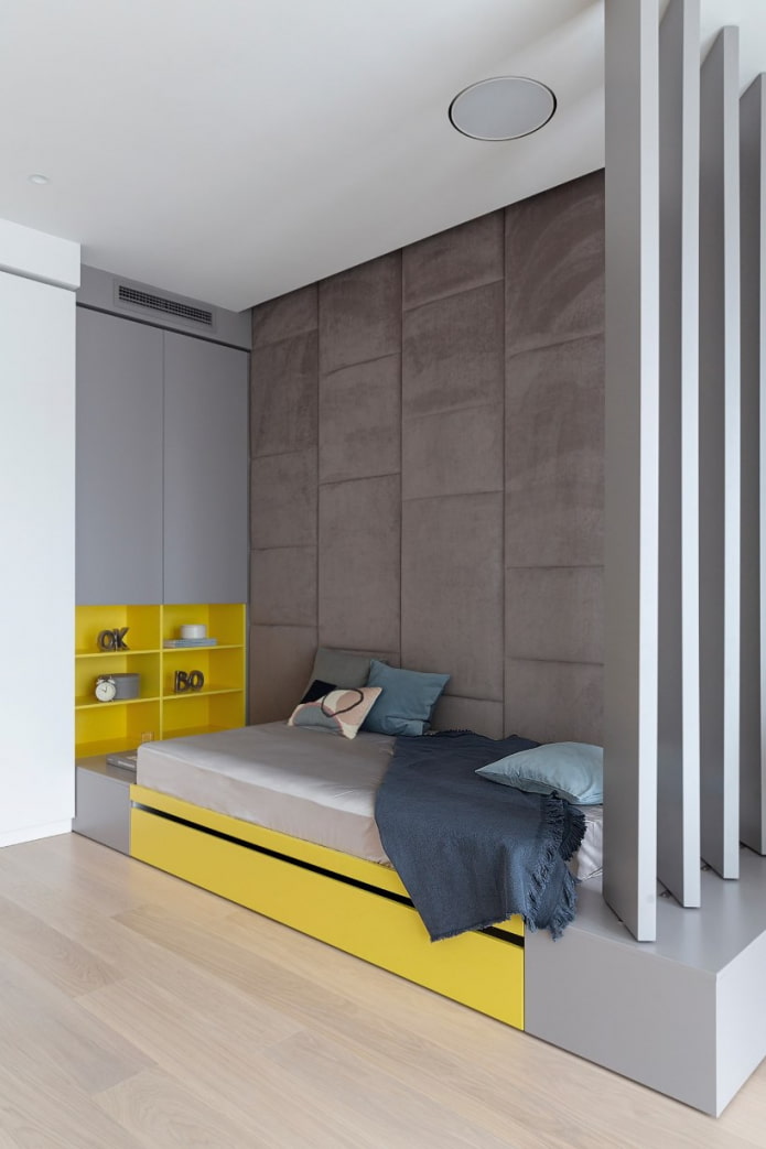 chambre dans le style du minimalisme avec des détails jaunes