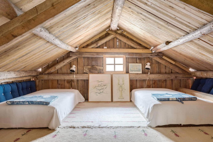 tapisser les murs et le plafond de la chambre mansardée avec une planche sans bords